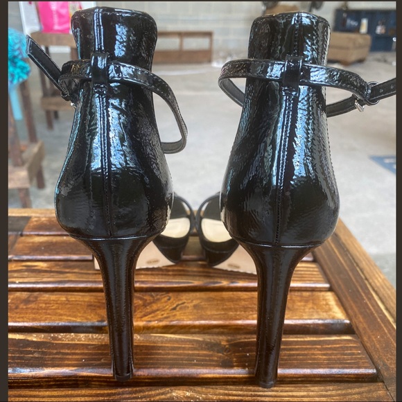 NEW ⬇️ $ - NEVER WORN!! Vince Camuto sandal - Picture 3 of 4